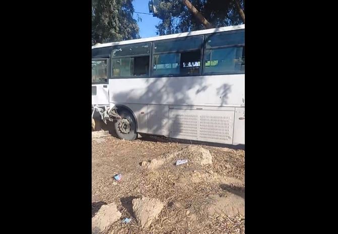  اصابة 33 شخصا إثر اصطدام بين شاحنة ثقيلة وحافلة  عملة